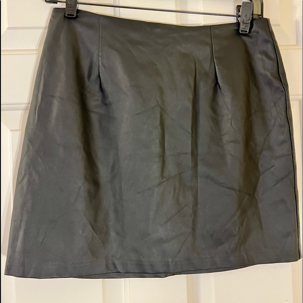 FAUX LEATHER SKIRT FROM ALTARD STATE. MEDIUM BLACK.
